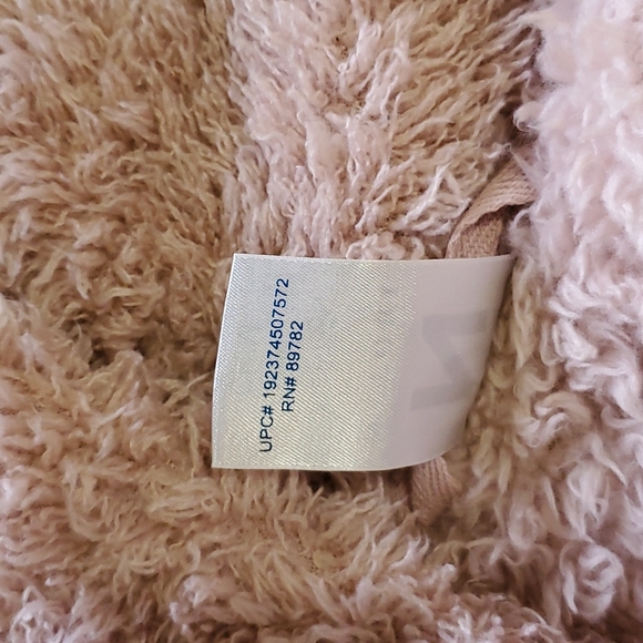 Natori Short Fluffy Belted Robe - Picture 9 of 9